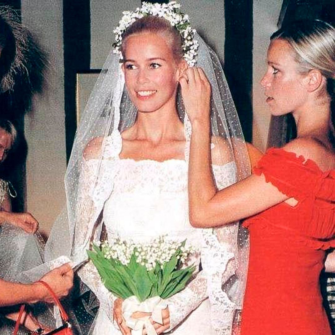 Así fue la boda de Claudia Schiffer: en una mansión Tudor del siglo XVI, con un vestido de Valentino que tiene enmarcado en casa y menú vegetariano