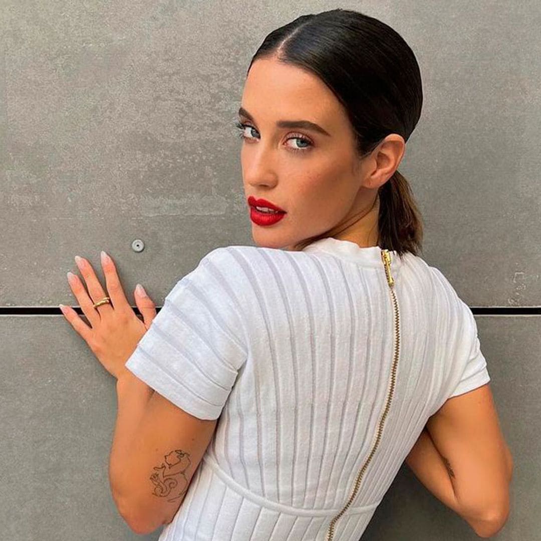 El truco de María Pedraza para llevar (bien) un maquillaje con labios rojos en verano