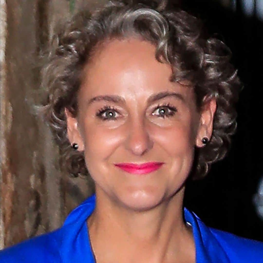 Carla Royo-Villanova felicita a su hijo que ya es oficialmente médico