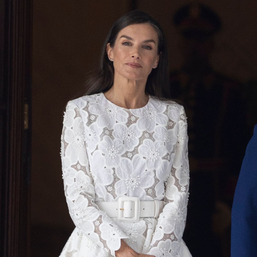 La reina Letizia se viste de novia con un diseño 'retro' y español para sus citas de mañana en El Cairo