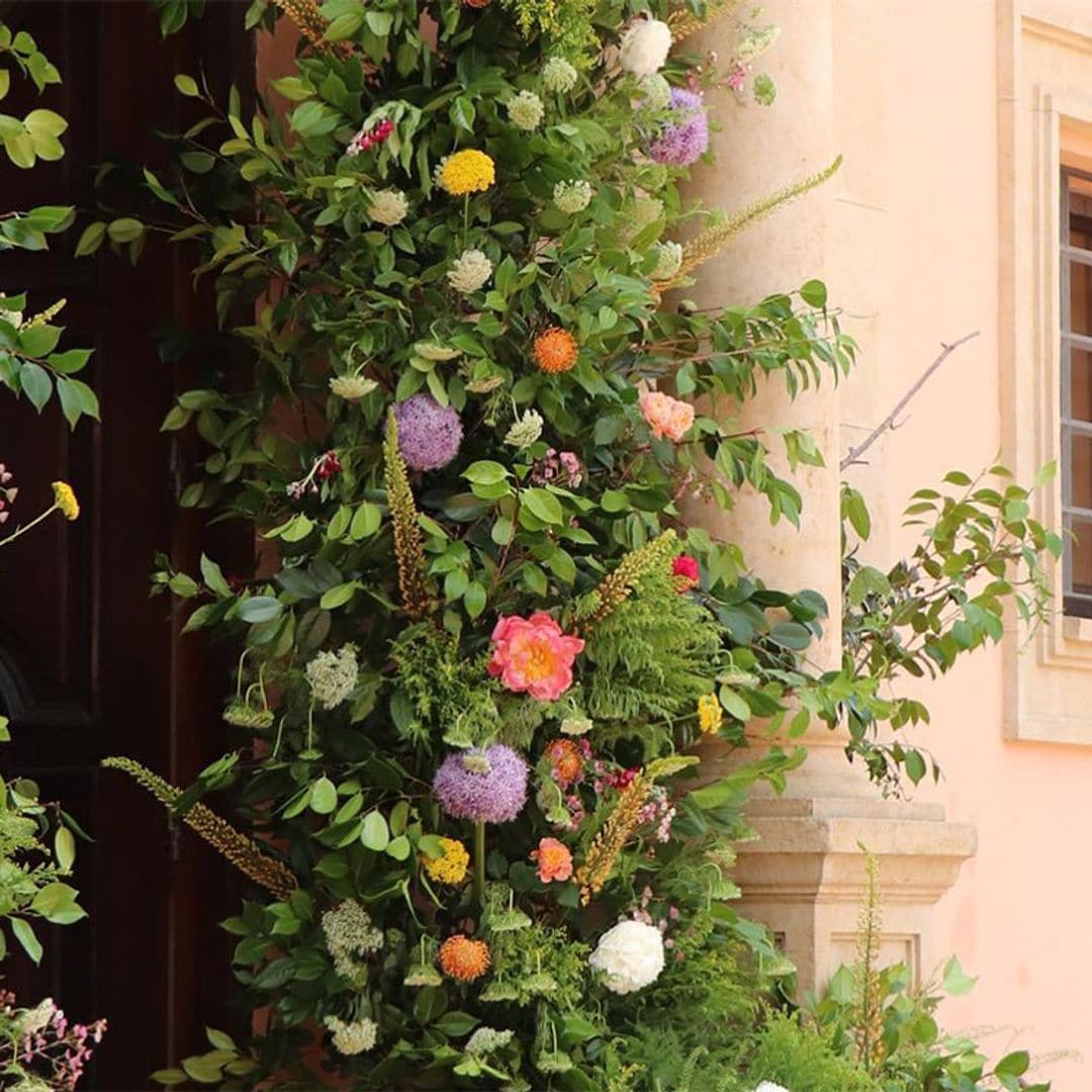 Decora la entrada de la iglesia con estos bonitos arreglos florales