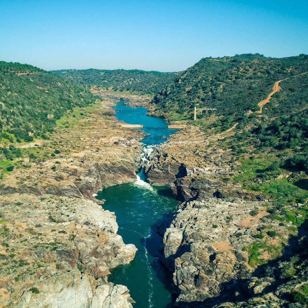 Vista aérea de la cascada Pulo do Lobo en el Alentejo, Portugal, cerca de Mértola