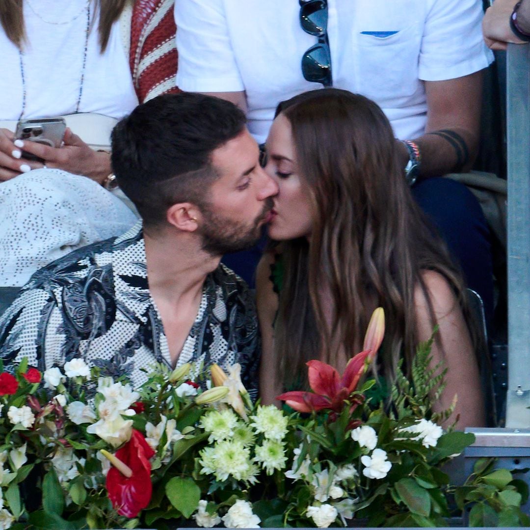 Plano medio de David Broncano y Silvia Alonso entre el público dándose un beso