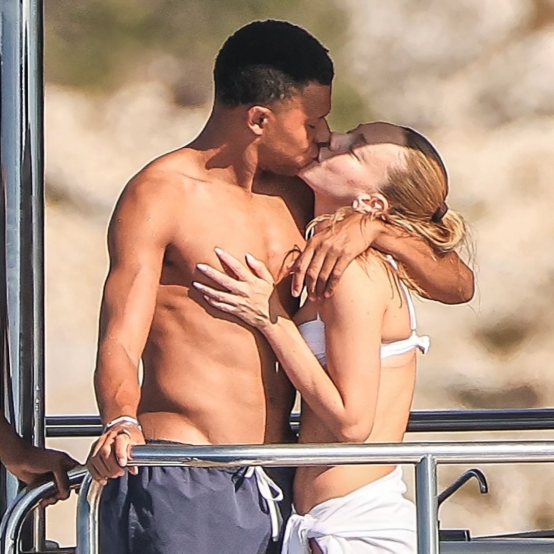 Mbappé y Ester Expósito fueron fotografiados de nuevo en actitud muy romántica en aguas de Ibiza, a bordo del catamarán con el que han navegado este verano por el Mediterráneo, y disfrutando de la brisa marina sobre una moto acuática