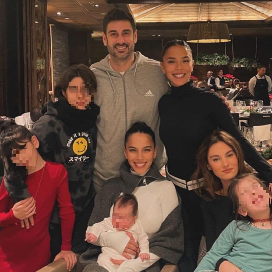 Melendi posa con sus 5 hijos por primera vez: desde su primogénita de 18 años a la más pequeña de solo un mes