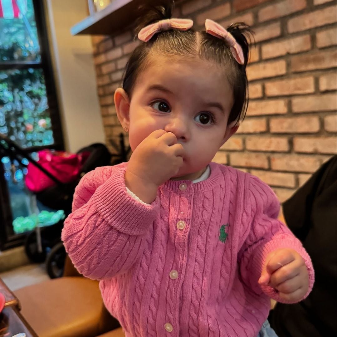 Tessa, hija de José Eduardo Derbez, derrite a todos al mandar besitos