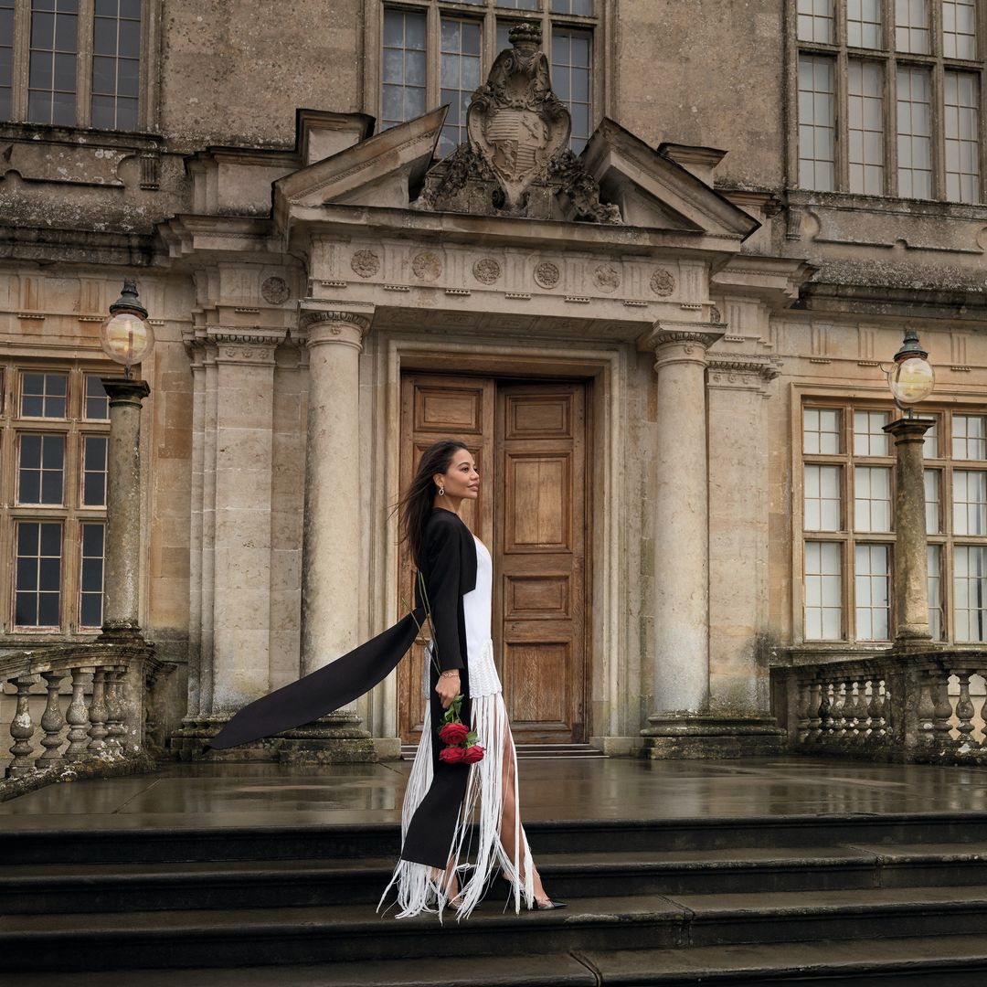 Emma Thynn, marquesa de Bath, posa a las puertas de su residencia familiar, "Longleat House"
