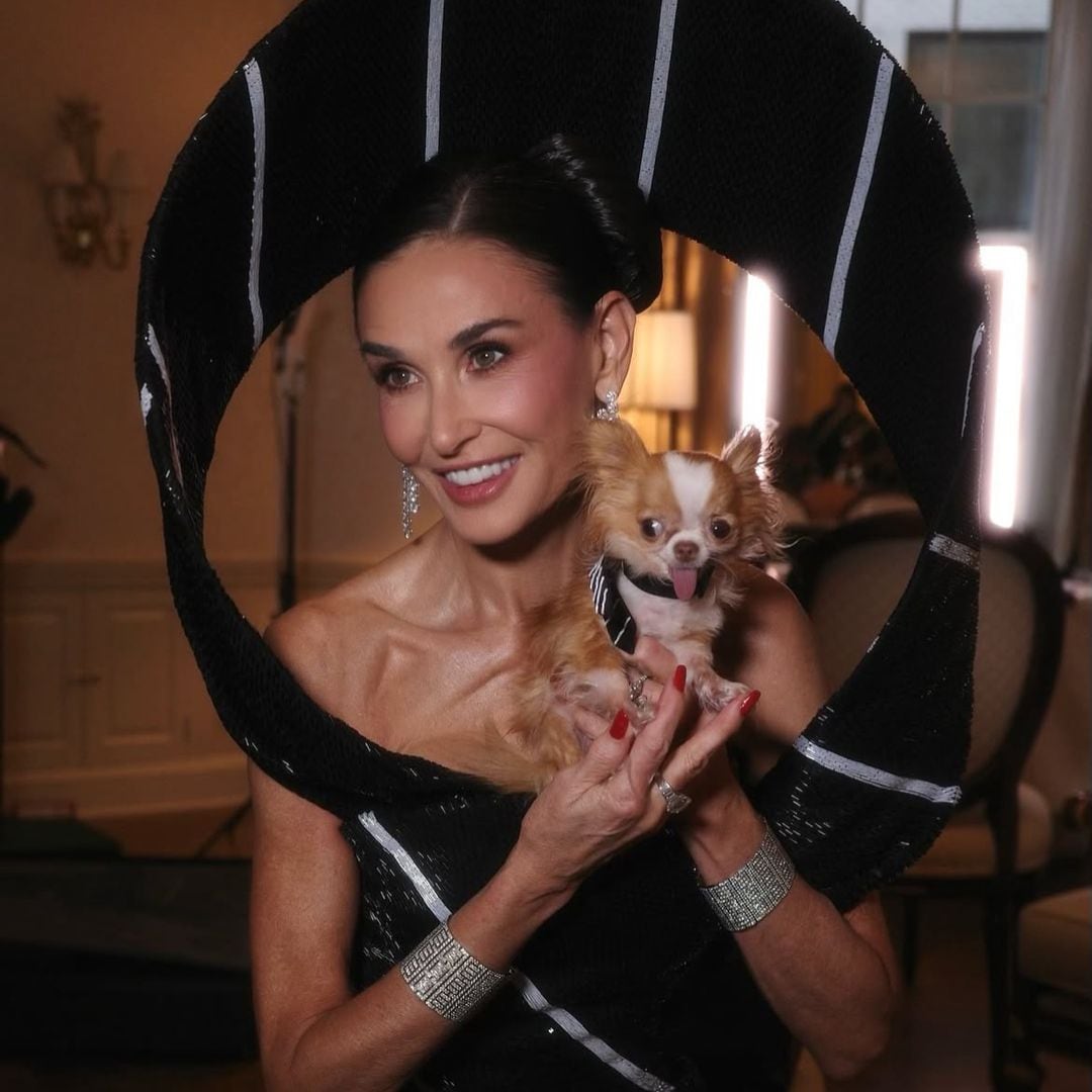 Demi Moore posando con Pilaf antes de su llegada a la gala.