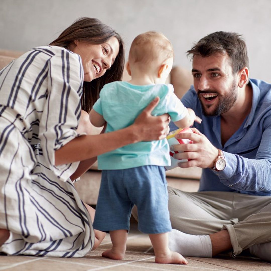 Si tu bebé se mueve mucho, no se lo impidas, tiene grandes ventajas