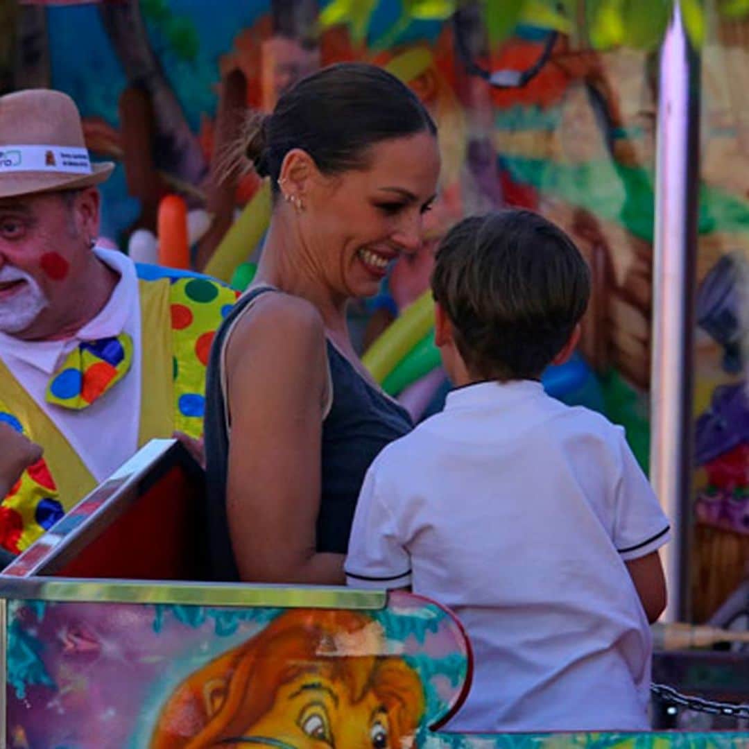 Eva González disfruta de la feria con su hijo Cayetano: casetas, atracciones y un look de impacto