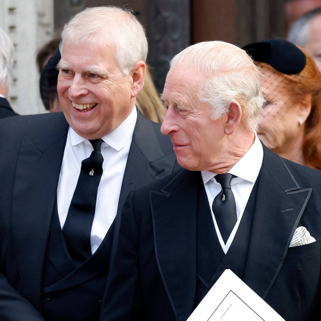 La estrecha relación entre el príncipe Andrés y su hermano, el rey Carlos III