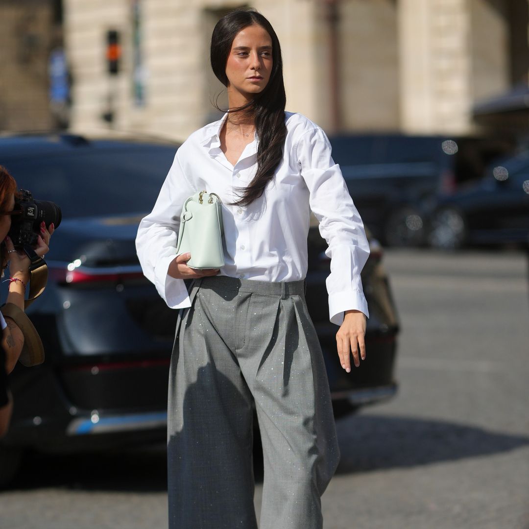 Victoria Federica lleva al desfile de Dior el look más elegante del otoño: del pantalón de pata de gallo a los mocasines bicolor con tacón
