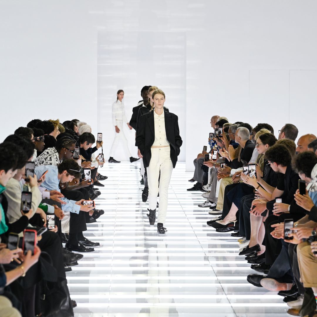 'Skinny jeans' y gafas asimétricas: así es la propuesta masculina de Prada SS27