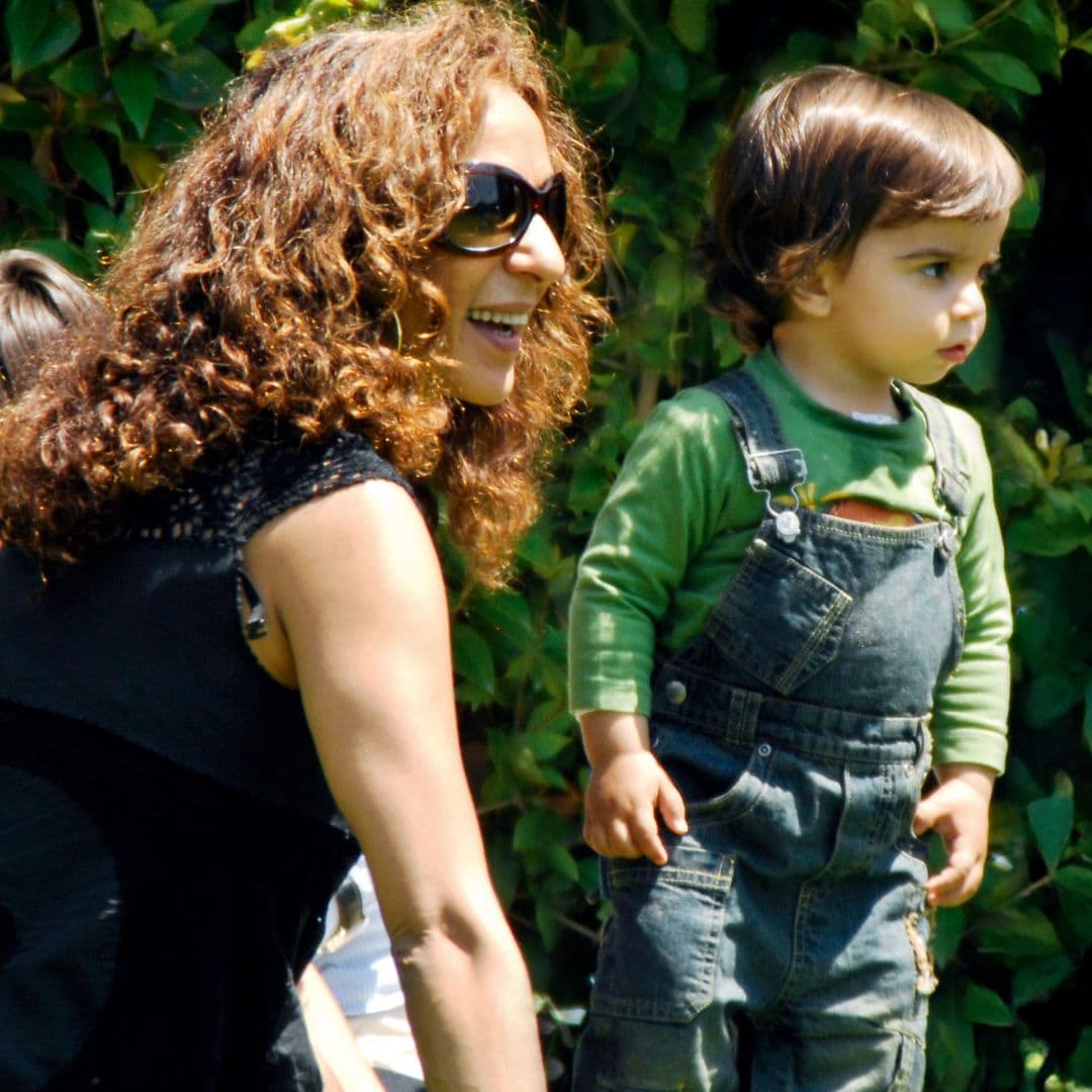Rosario Flores con su hijo cuando era pequeño
