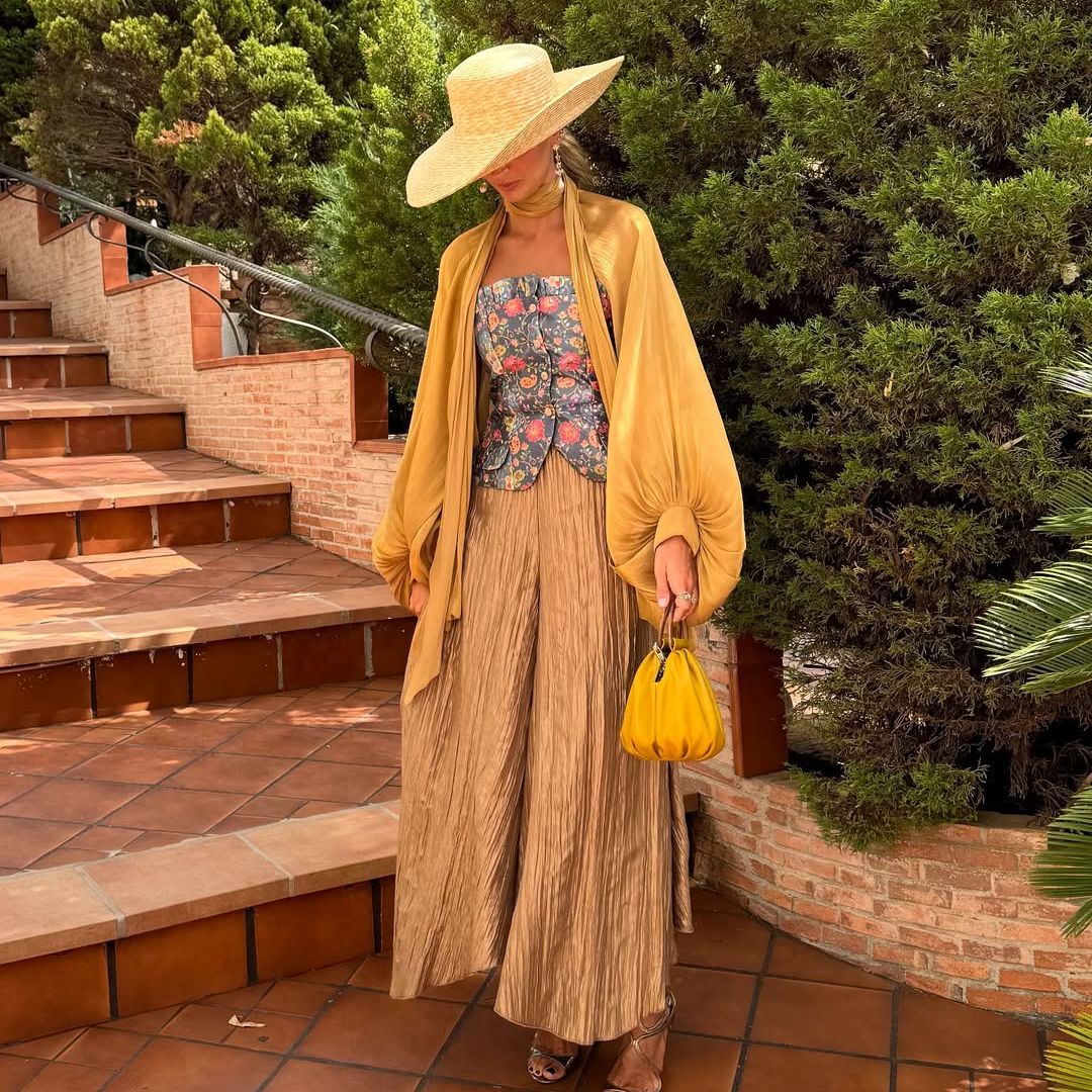 Ni capas, ni chales: las invitadas más estilosas llevan estos diseños en sus looks de entretiempo