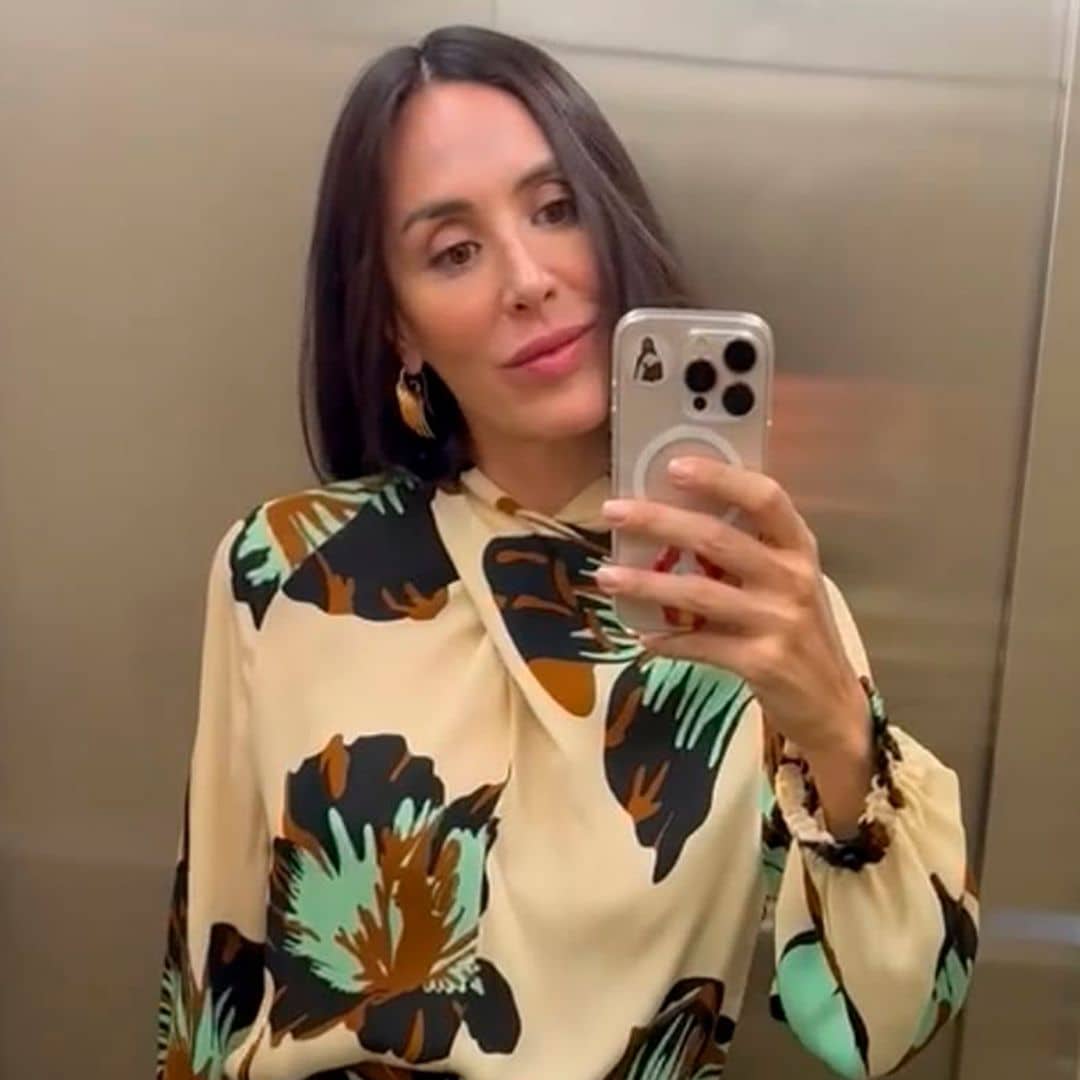 ​Tamara Falcó desafía la lluvia con este original conjunto estampado para una cita muy especial