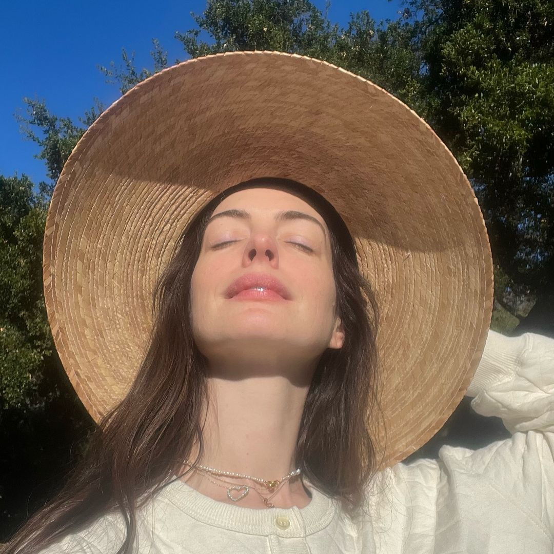Anne Hathaway aprovecha sus tiempos libres para ponerse al día con sus lecturas.