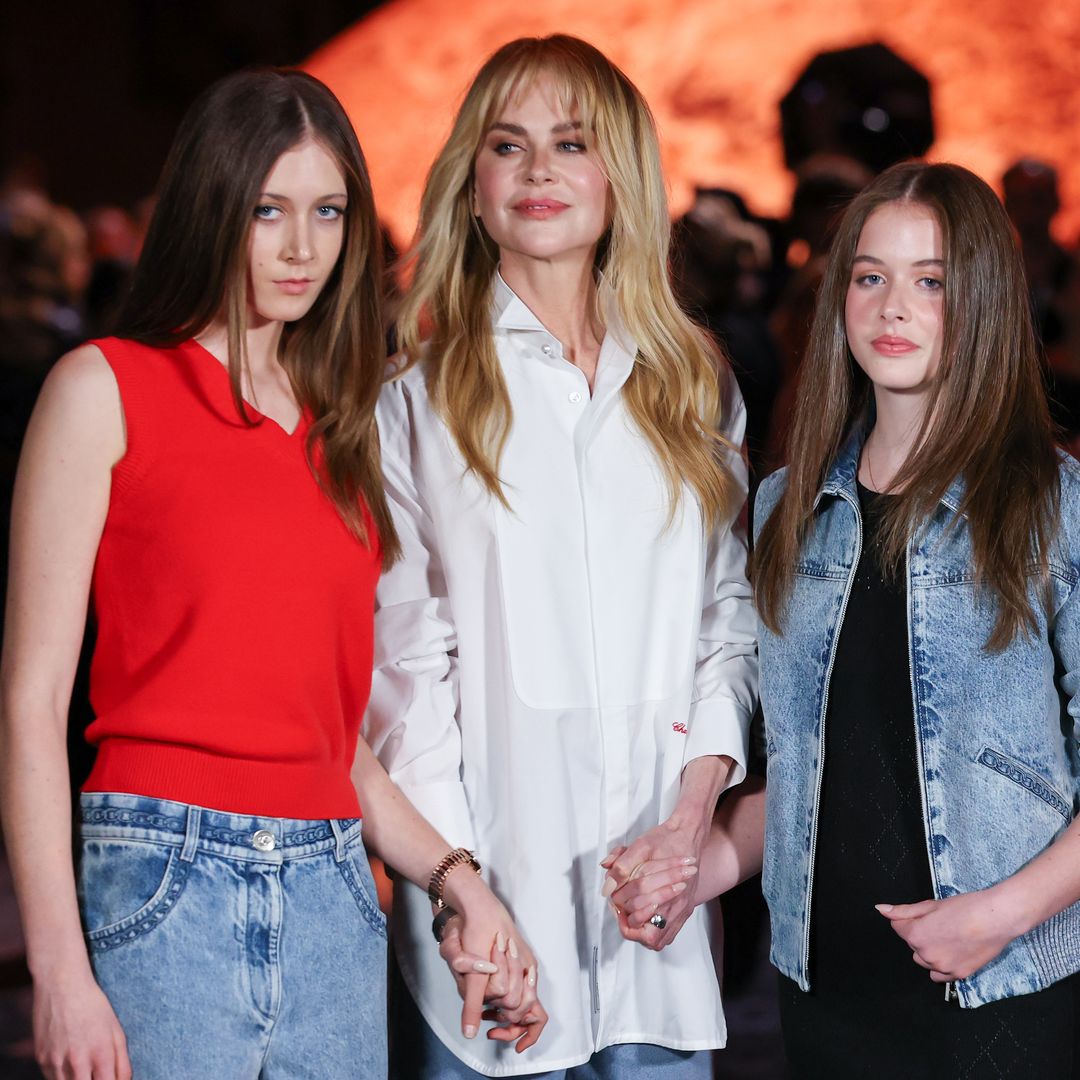 Nicole Kidman con sus hijas Sunday Rose y Faith Margaret en el desfile de Chanel en la Paris Fashion Week el 6 de octubre de 2025