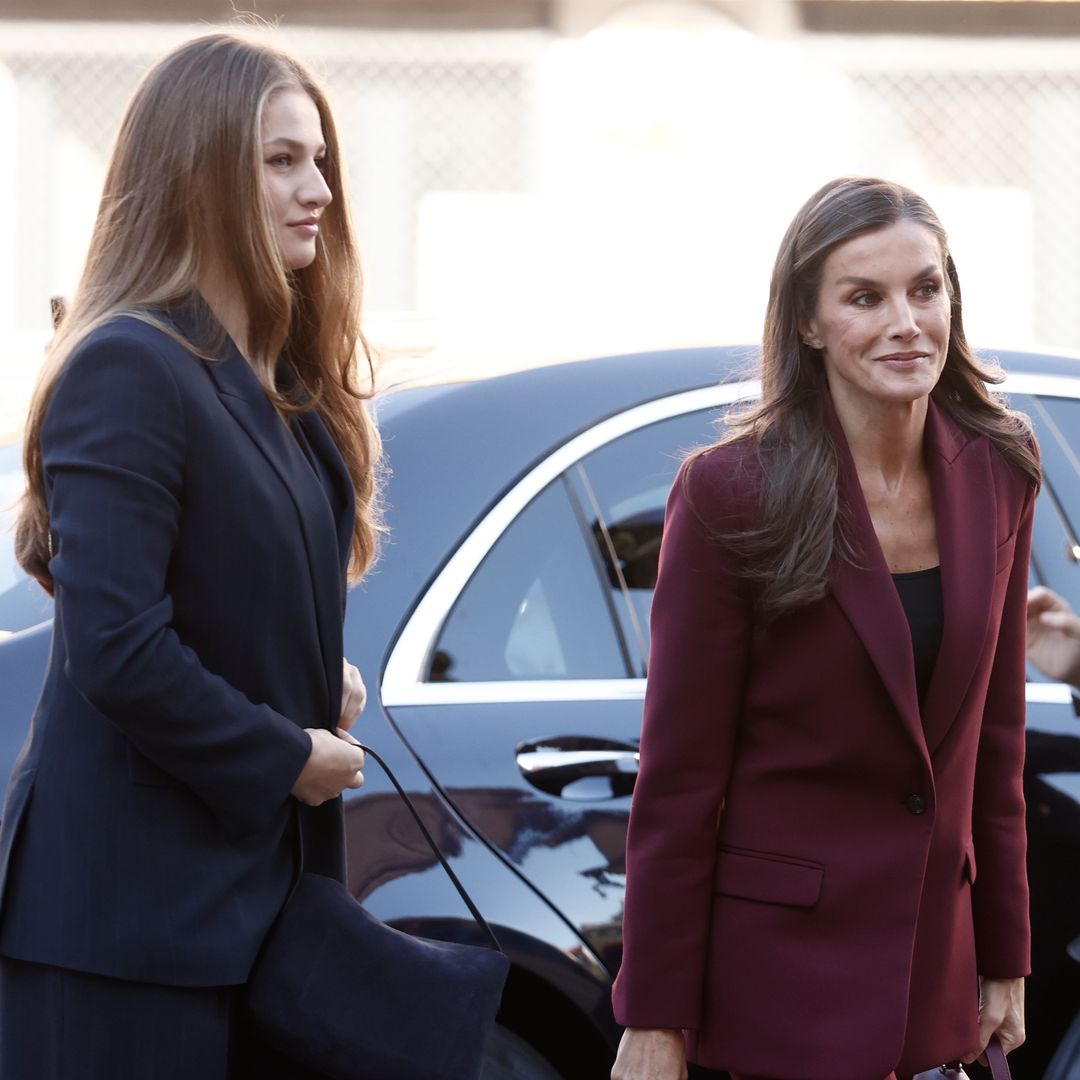 La reina Letizia se copia a sí misma y estrena su bolso favorito, en un color nuevo, en Pamplona