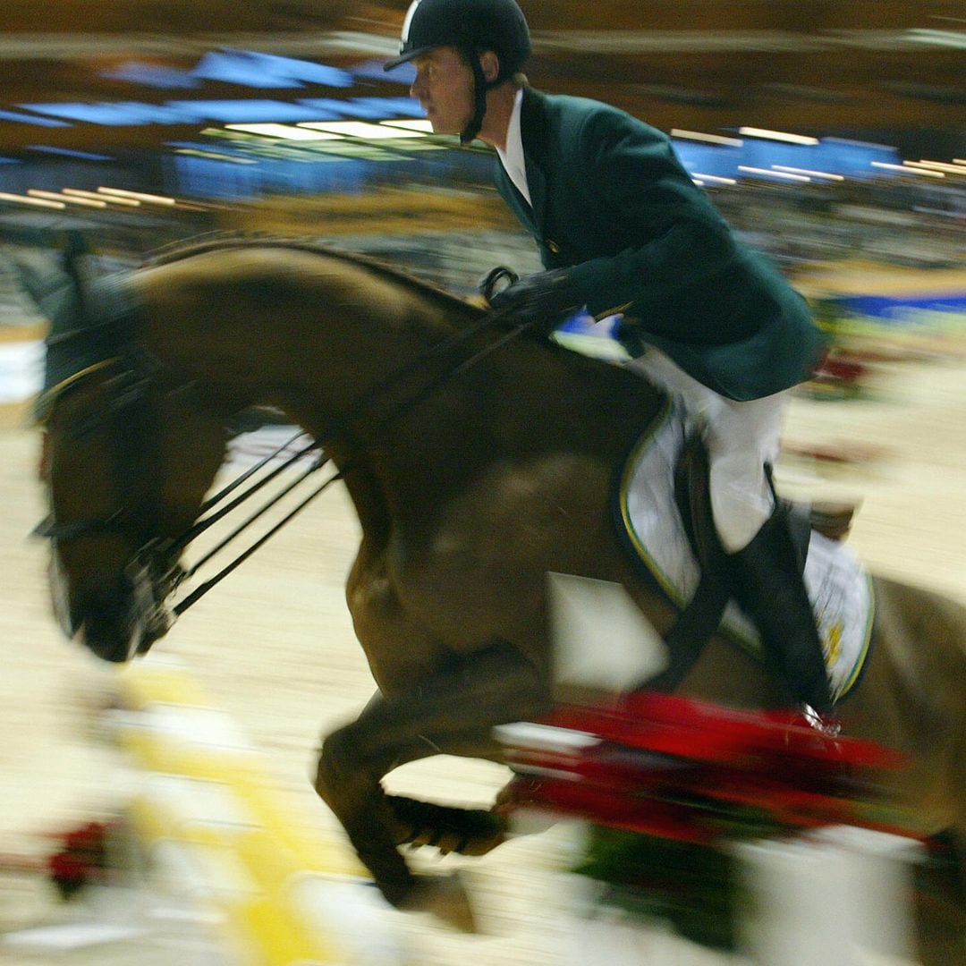 Raffy Latham montando a caballo