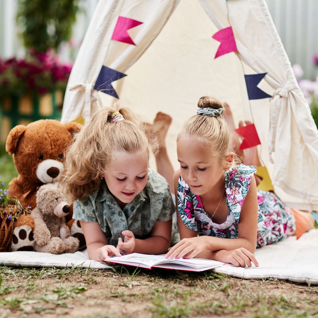 10 cuentos que merecen la pena leer con tus hijos este verano: les ayudarán a gestionar rabietas, celos y autoestima