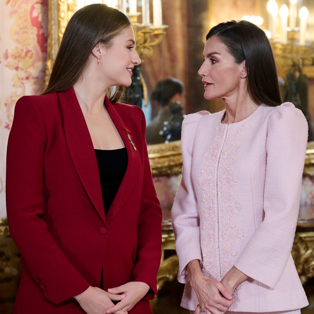 Nuestro experto en comunicación no verbal analiza los gestos de la Familia Real: "La princesa Leonor es la que protege a la reina Letizia y no al revés"