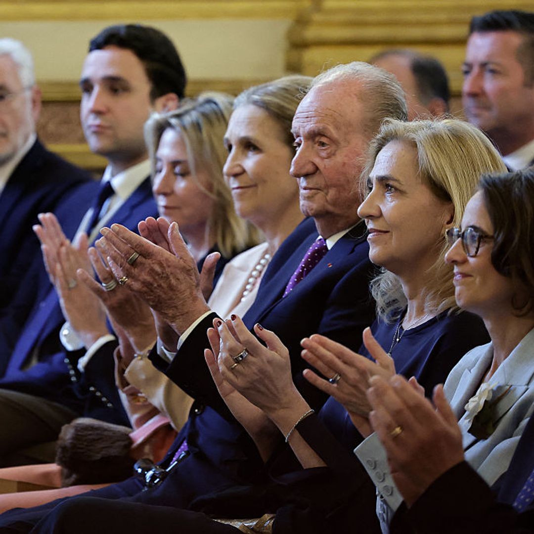 El rey Juan Carlos recibe un homenaje en París rodeado de sus hijas: "Estoy muy emocionado de recibir este premio hoy en la Asamblea Nacional"