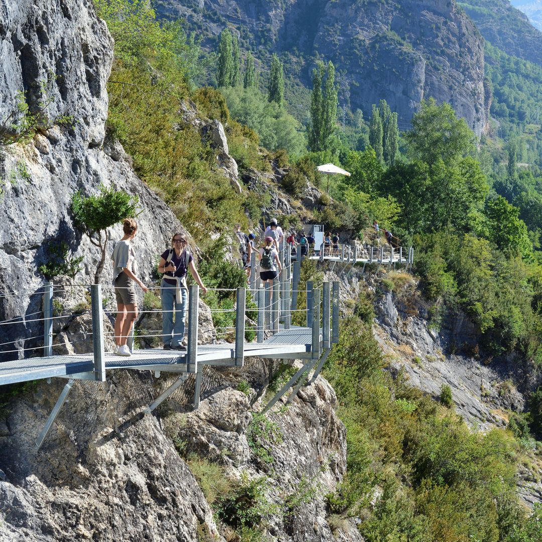 Todo lo que puedes hacer en el Pirineo de Huesca antes de que llegue la nieve: pasarelas colgantes y aguas termales