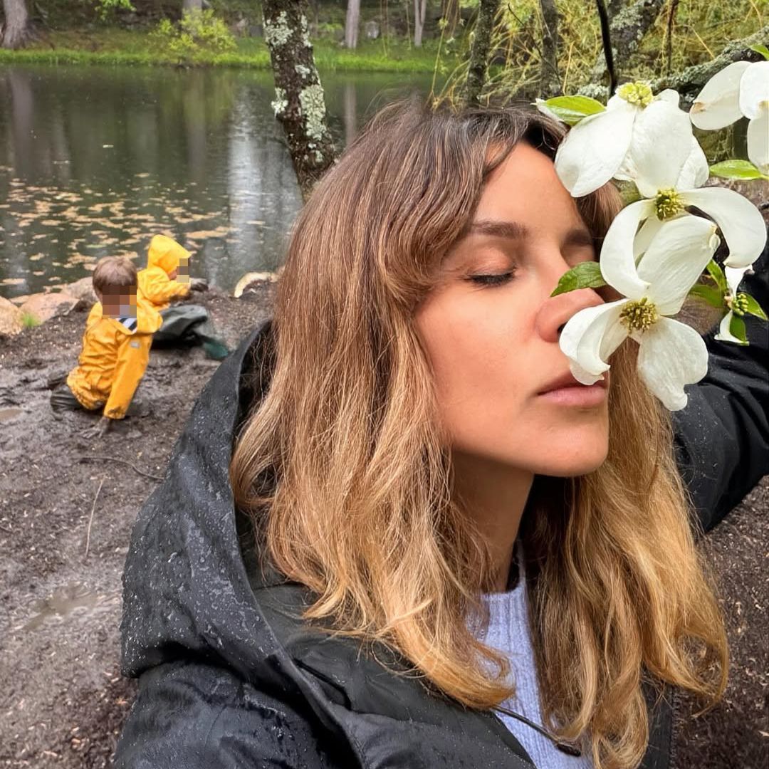 Alejandra disfrutando del entorno mientras sus hijos juegan