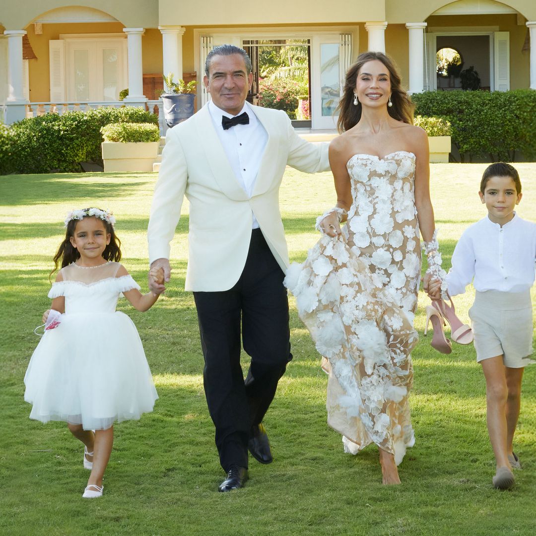 Fernando Sarasola y Sara Zaldívar, junto a sus dos hijos, Tristán, de ocho años, y Gala Valentina, que cumplirá seis el próximo Día de San Valentín. Los pequeños se convirtieron en dos de los grandes protagonistas al ejercer de padrinos de sus padres
