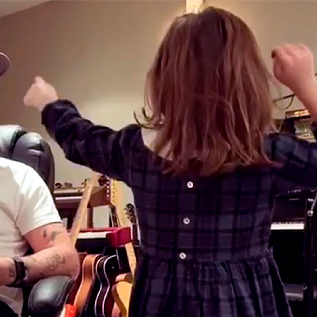 La adorable improvisación de Robbie Williams con su hija Teddy cantando una canción de cuna