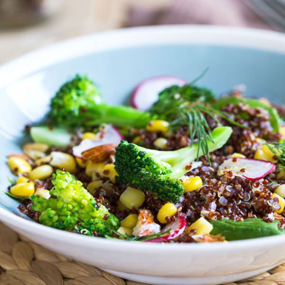 Ensalada de quinoa roja con brócoli y otros vegetales