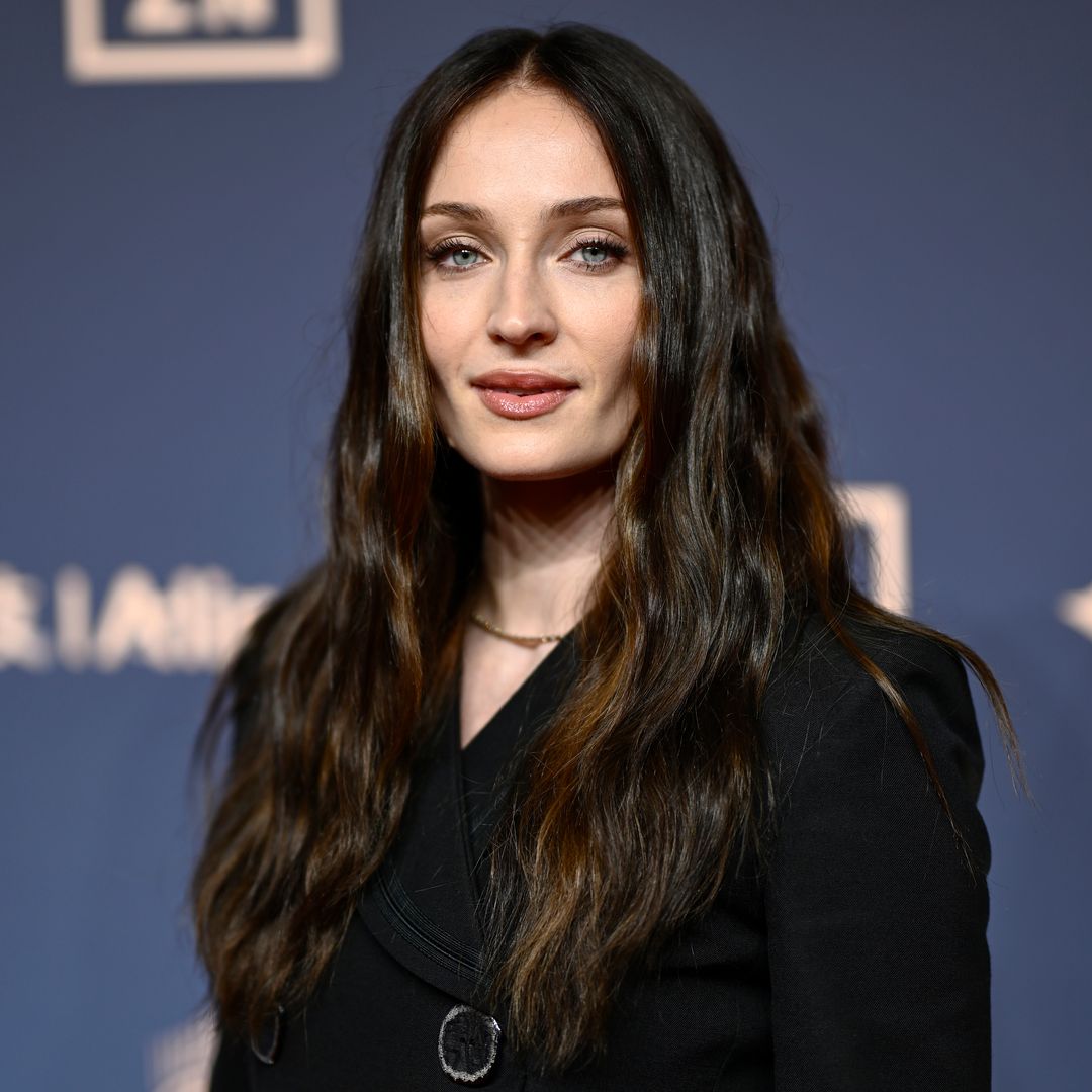 Sophie Turner en la ceremonia del Balón de Oro 2026 con look negro y pelo oscuro