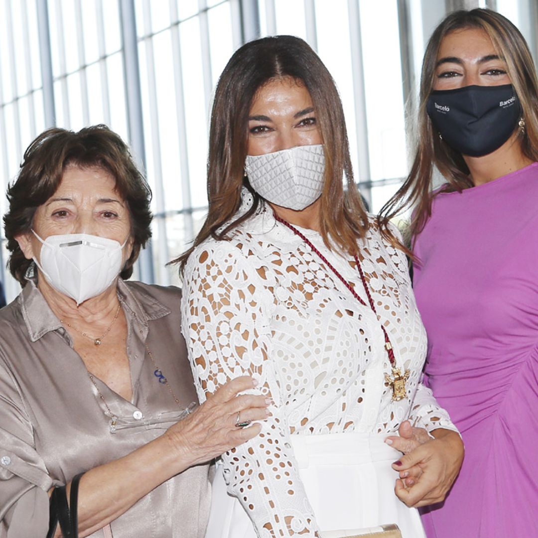 Sus tres hijos, su novio, sus padres... Raquel Revuelta presume de familia al recibir la Medalla de Sevilla