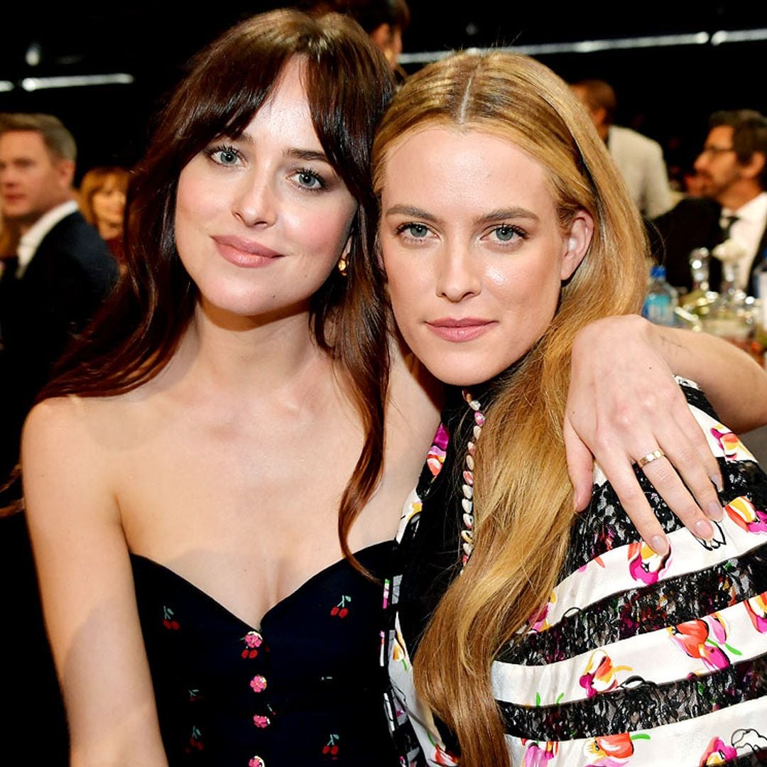 Dakota Johnson cuenta cómo nació su amistad con Riley Keough: 'Fue como encontrar un alma gemela'