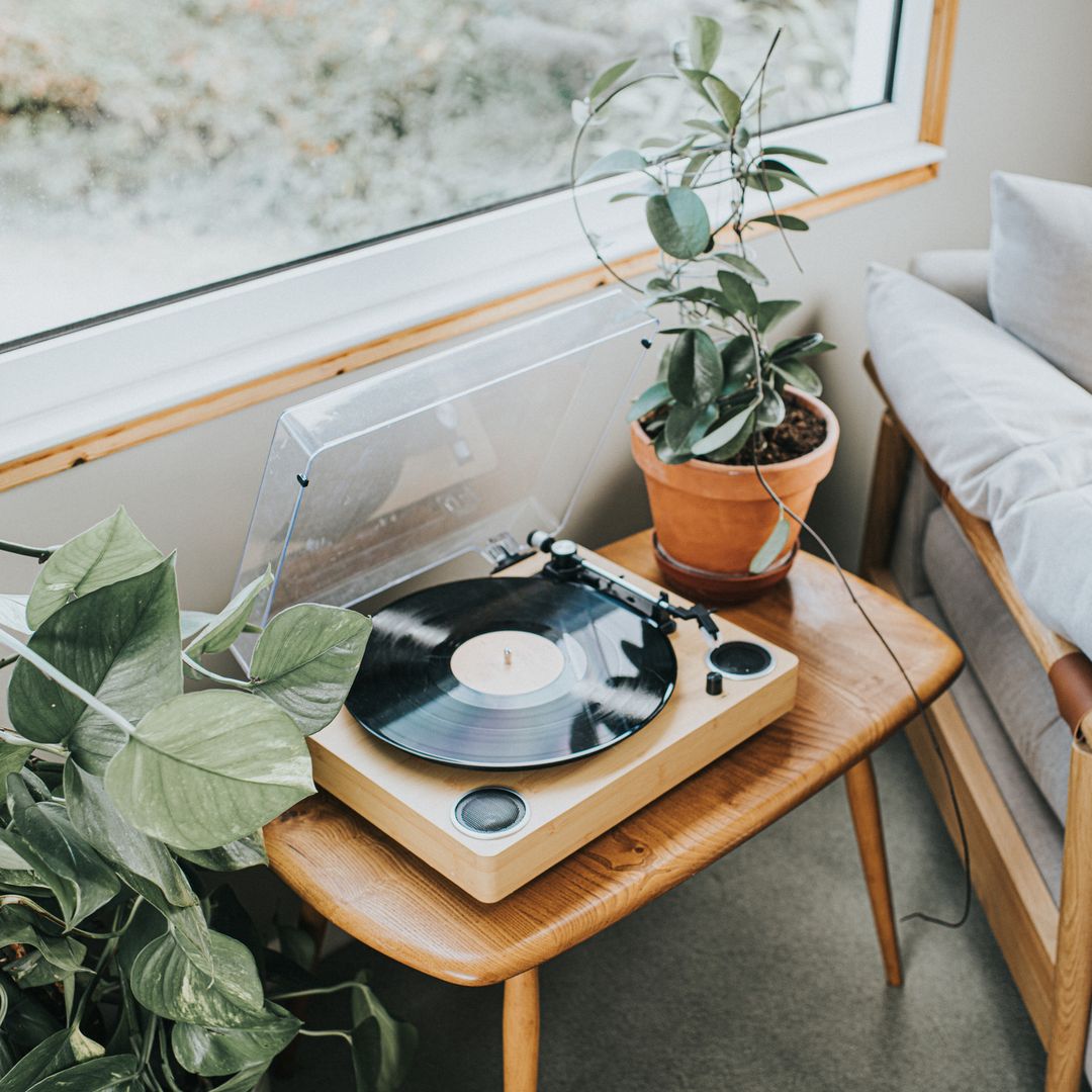 Vuelta al tocadiscos y los vinilos: tres interioristas nos dan las claves para diseñar el rincón musical perfecto en casa