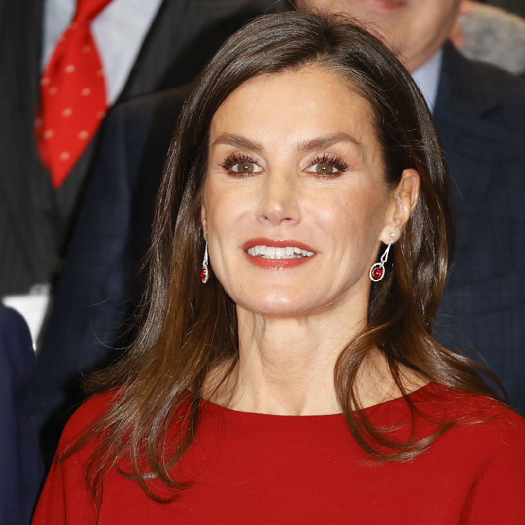 La reina Letizia se adelanta en Avilés a la Navidad con su vestido rojo, cinturón ancho y botas