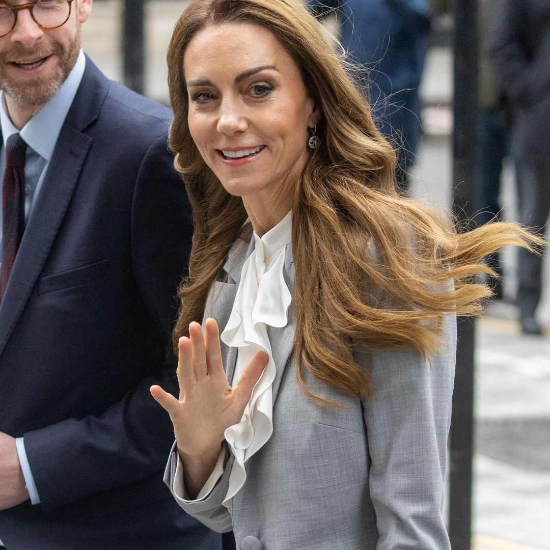 Kate Middleton, la princesa que transforma el estilo 'working girl' con blusa romántica y bolso XL