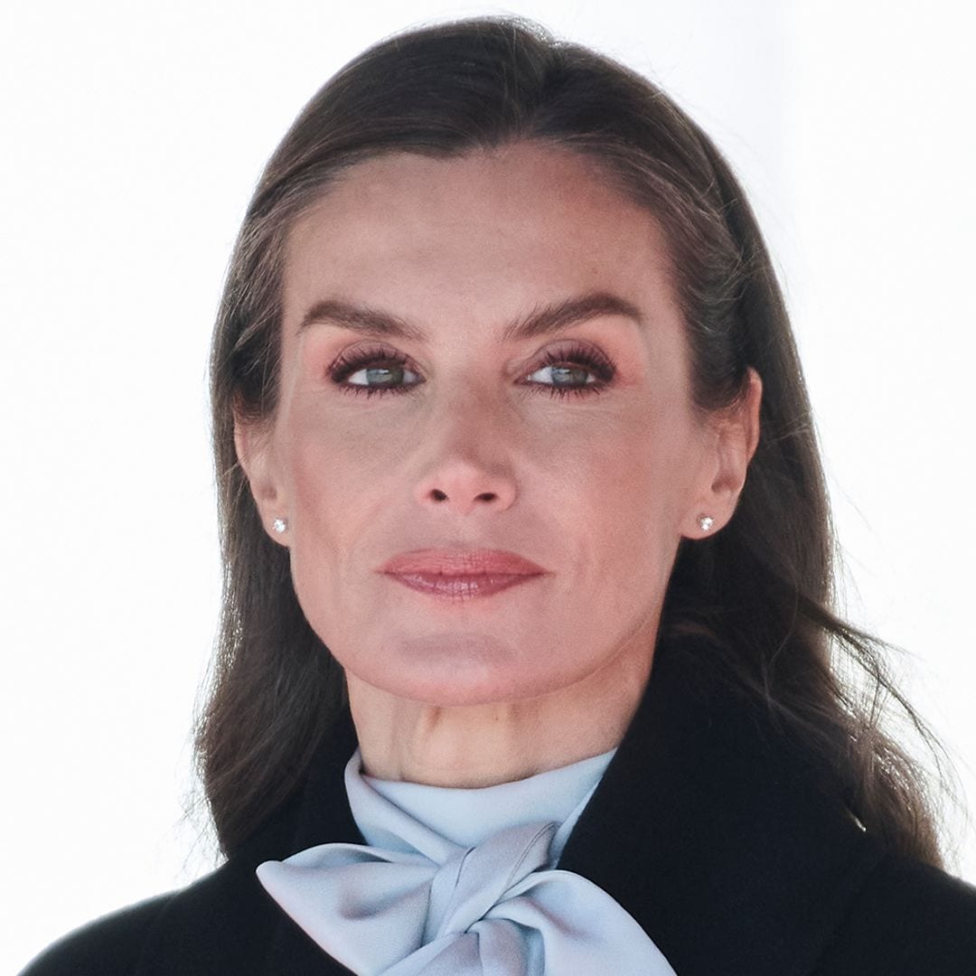 Un vestido misterioso y su bolso favorito: doña Letizia, la reina del estilo 'retro' en el Palacio Real