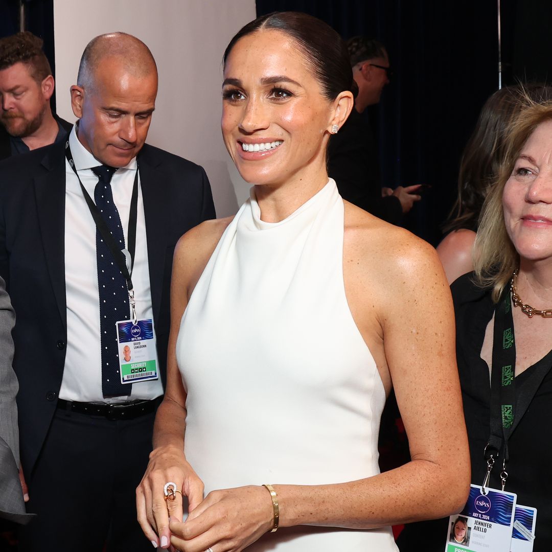 Meghan Markle reaparece en Hollywood con un look igual a su vestido 'halter' de novia