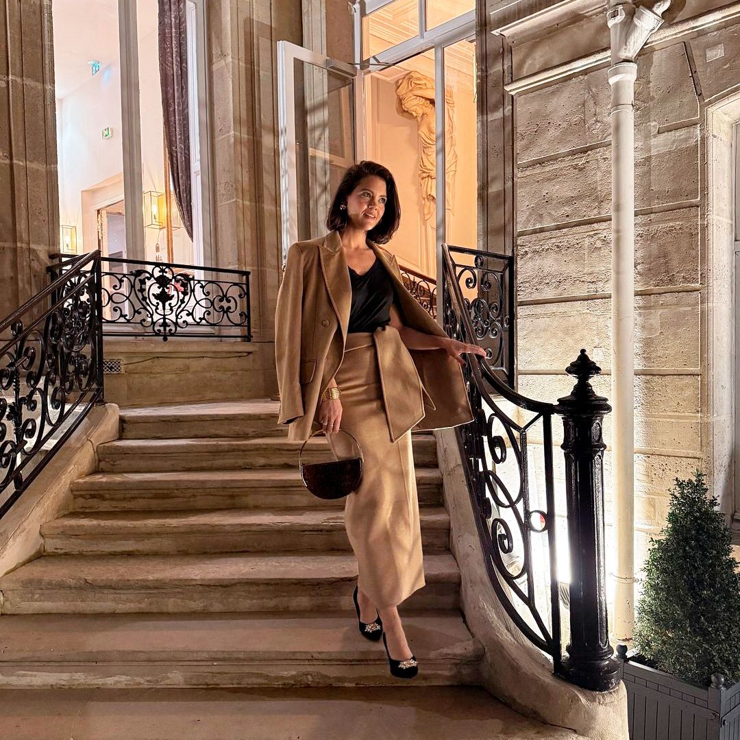 Isabelle Junot con falda beis de Max Mara O/I 2024