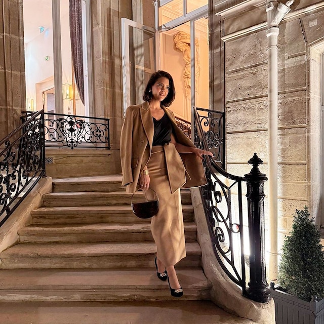 Isabelle Junot con falda beis de Max Mara O/I 2024