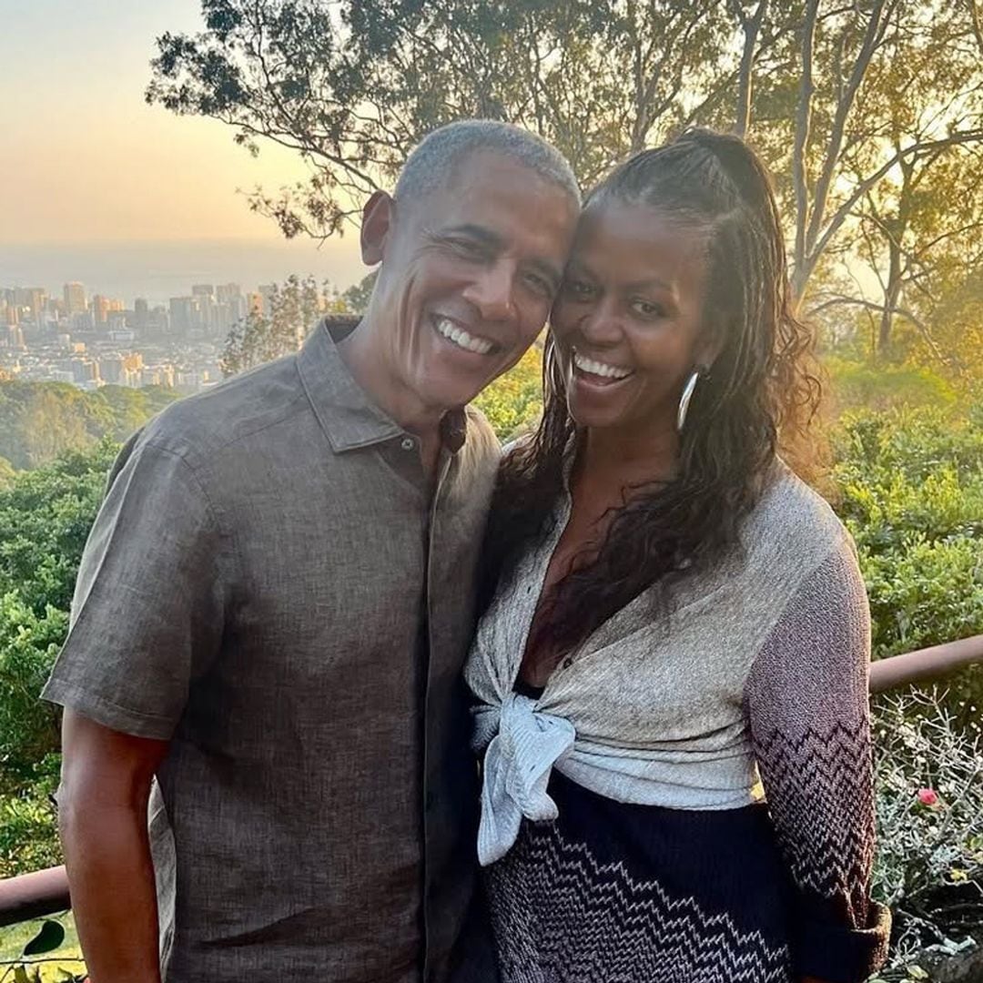 Barack Obama sorprende con esta rara imagen con su mujer Michelle y sus hijas