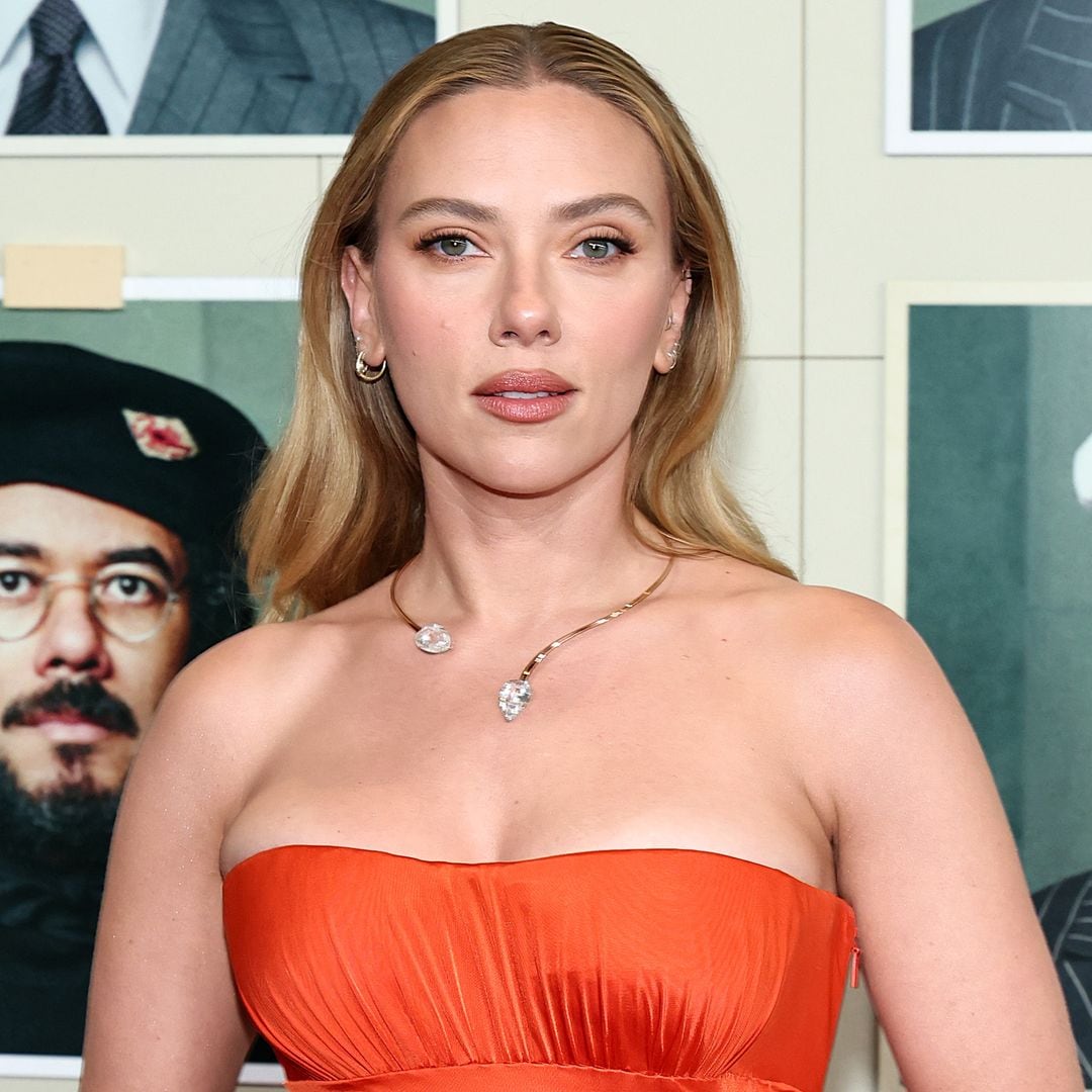 Scarlett Johansson sorprende con un drástico cambio de 'look'