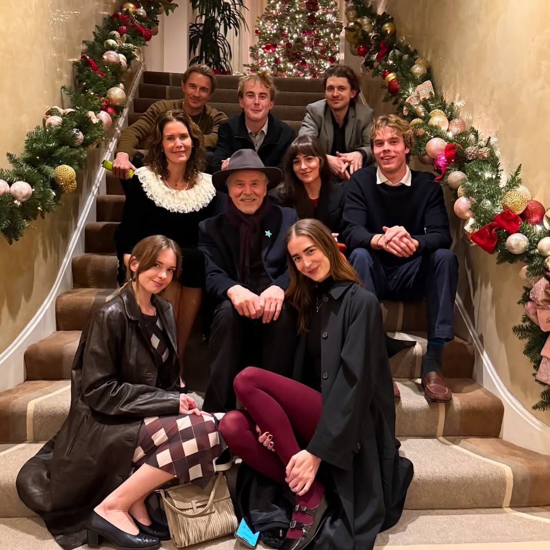 Don Johnson celebra su 75 cumpleaños con sus 6 hijos y Stella Banderas como una más en la familia