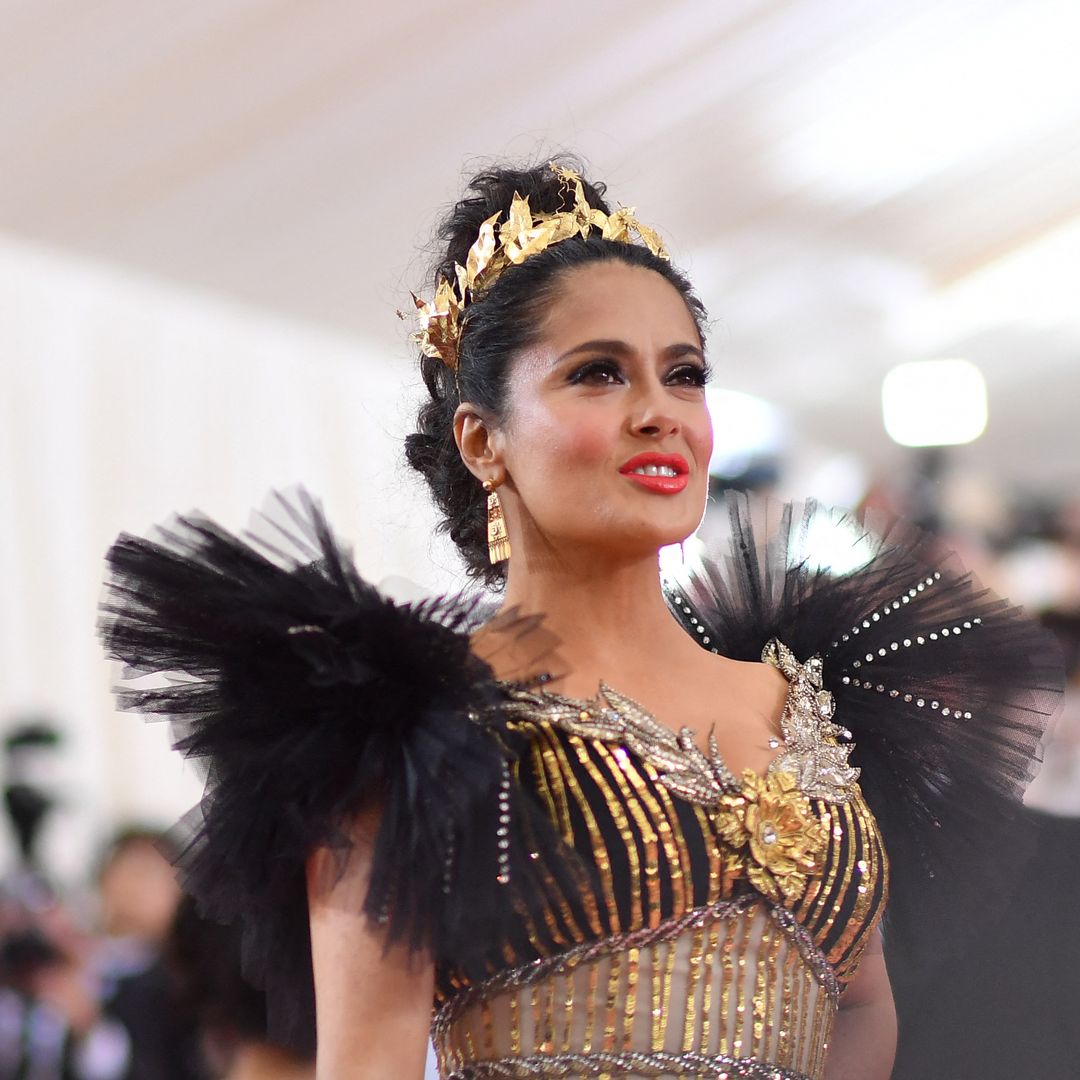 Salma Hayek en la MET Gala de 2019 con una de las temáticas más aclamadas: "Camp: Notes on Fashion"
