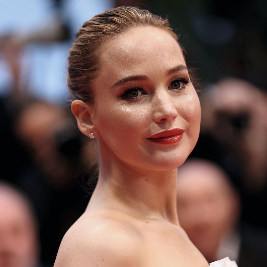 Jennifer Lawrence en un evento vistiendo un vestido rosa