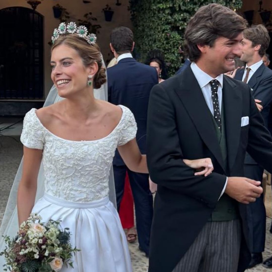 La boda de Cristina Escudero Márquez, ahijada del Rey y nieta de Tessa de Baviera, en Sevilla con la histórica tiara de las esmeraldas de Isabel II