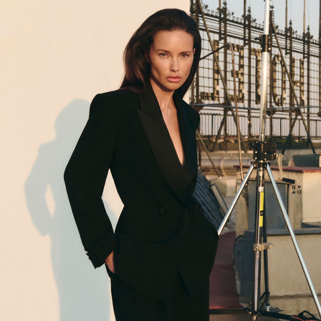 Adriana Lima da la bienvenida al otoño con El Corte Inglés: descubrimos las próximas tendencias entre bastidores, de los abrigos de piel a los vestidos de lentejuelas