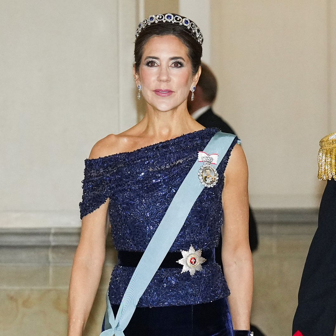 Mary de Dinamarca, deslumbrante con un espectacular vestido de lentejuelas y terciopelo que reinventa por cuarta vez